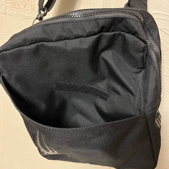 Like new black Spyder messenger cross body iPad nylon bag adjustable strap - Picture 14 of 15